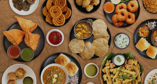 Read more about the article Best Street Food in Nashik: 7 Hidden Gems Locals Love and 2 Tourist Traps to Avoid in 2025
